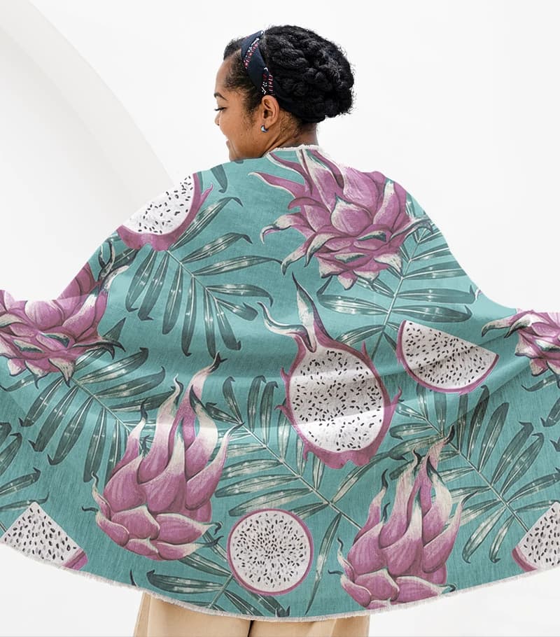 Mujer de espalda sosteniendo tela estampada descolorida