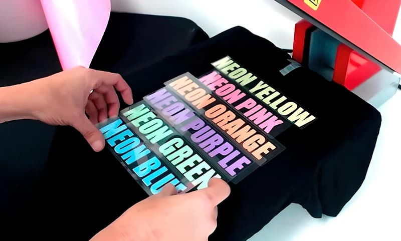 Colocación de texto en vinil textil de diferentes colores sobre tela negra