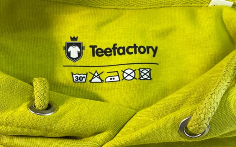 Tela de color amarillo con marquillas